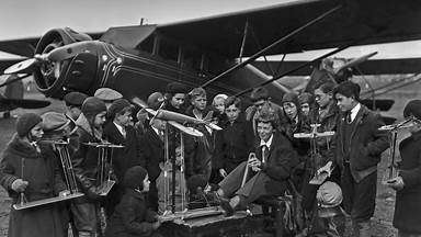 Amelia Earhart teaching students in Newark, New Jersey (© Bettmann/Getty Images)