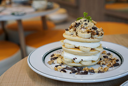 Banana,Pancake,Stack.,Stacks,Of,Pancake,Stuffed,With,Fresh,Cream