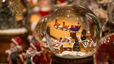 https://cn.bing.com/th?id=OHR.SantaSnowglobe_ZH-CN2671421527&w=384&h=216