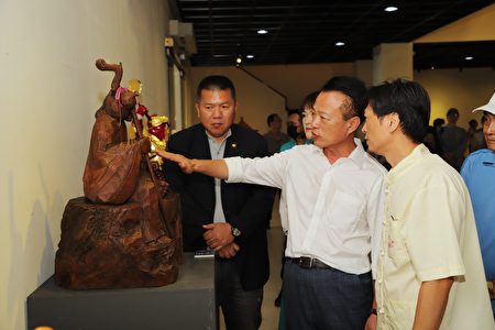 在“百工风华 诸罗献艺”展览开幕式中，嘉义县长翁章梁（中）等贵宾，一同观赏参展作品。