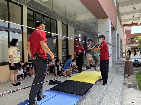 屏东县消防局携手恒春国小办理地震避难演练，透过射水体验、绳索体验及正确拨打119等活动体验关卡，提升师生灾害应变的危机意识。