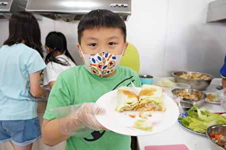 学童亲手制作异国美食传爱。