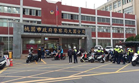 桃园市警察局大园分局配合环保局在大园区中正西路上实施联合稽查，2小时内即拦查30多辆汽、机车。