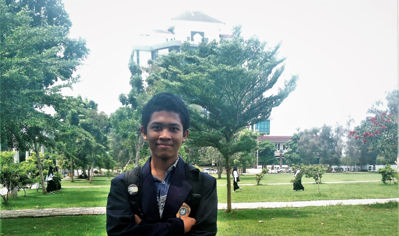 Foto didepan Graha Utama UTM