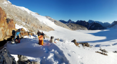 Un escalador tatuado de hace 5.000 años y un peine contra los piojos: las increíbles historias que revelan los glaciares cuando se derriten