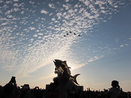 大鹏湾灯区2月19日下午5时正式点灯，由空军战机冲场，第一联队飞行员驾驶经国号战机以五机大雁队形，低空冲场呼啸而过揭开序幕。