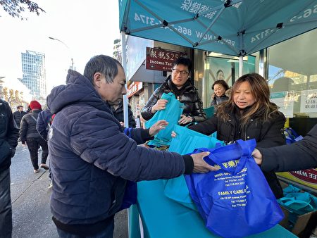 感恩节快到，亲情健保、法拉盛华商会、健声药房等联合派发150份蔬果礼包、200份药房礼包。