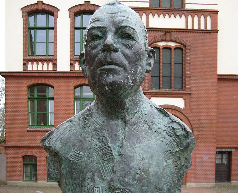 Detail der Skulptur Uwe Johnsons von Wieland Förster vor dem John-Brinckman-Gymnasium in Güstrow by MrsMyer / Wikimedia Commons / CC-BY-SA-3.0