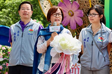 苗栗县副县长邓桂菊表示，特别选一套客家蓝染服饰，来庆祝南庒花卉节开始，希望慢游慢城巷弄、桐花的美与原民文化。