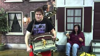 Eet veel bananen - Zanger Rinus & Ronnie Ruysdael ft. Debora