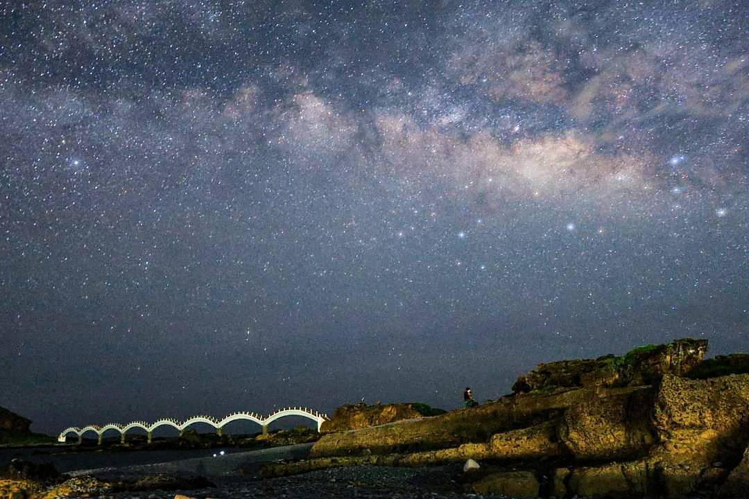 台湾台东县三仙台壮观的银河美景。（苏家弘提供）