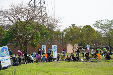 屏东县政府、行政院南部联合服务中心、林务局屏东林区管理处18日在屏东科技产业园区举办植树活动，吸引600多位民众参与，共同种下1500株原生树木。