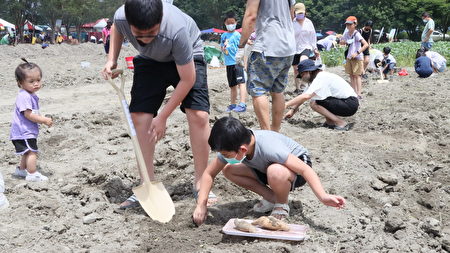 屏北产业串连活动“亲子焢窑趣”23日于盐埔乡彭厝农场欢乐登场。