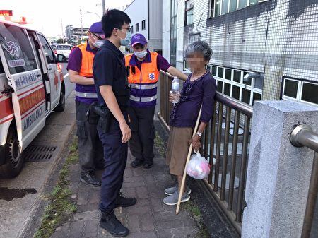 中坜区中园路交流道附近有名年迈老妇瘫软在地，员警赶紧提供老妇矿泉水以恢复水分。