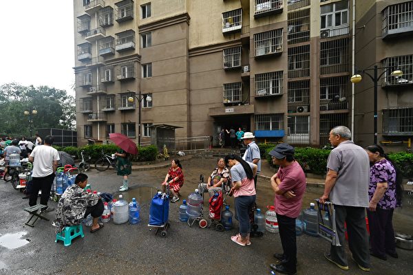 2023年8月1日，北京房山因洪灾，当地停水，民众排队打水。（PEDRO PARDO/AFP via Getty Images）