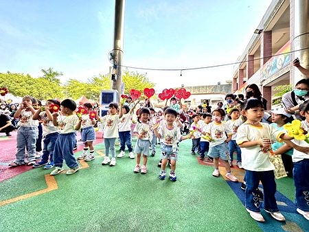  幼幼班小宝贝快闪表演~小花朵朵开。