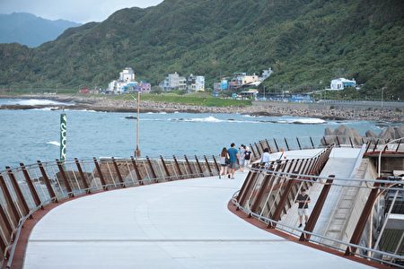 望海巷跨海景观桥点灯启用。