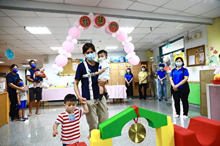 屏东基督教医院27日在屏东县社会福利馆举办Covid Angel恩典宝宝联谊会，去年屏基接生的确诊产妇带宝宝，一起回娘家同乐。