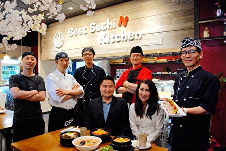 图：Best Sushi N Kitchen老板Charles Nam（前左）、料理冷食的厨师Bo Jang（后左一）、 负责热食的厨师Jeon Hyoung-Seok（后左二）和员工合影。（大纪元图片）