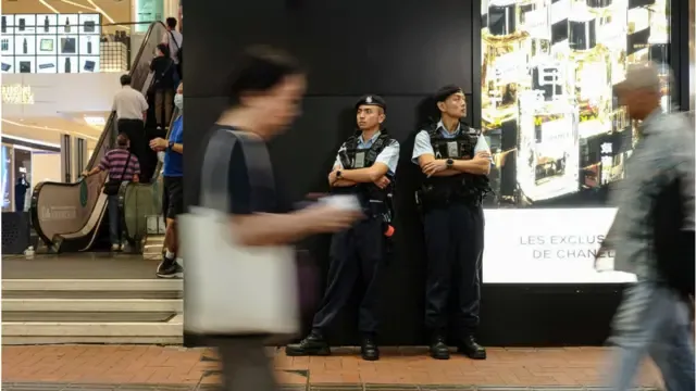 在铜锣湾商场前的香港警察