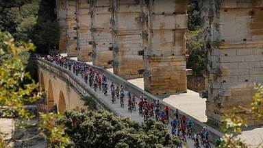 Tour de France cyclists crossing the Pont du Gard, France (© Gonzalo Fuentes/Reuters)