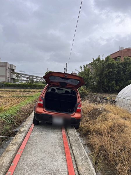 报案人所开车辆己经陷入田里，立即帮忙通知拖吊车前来拖吊。