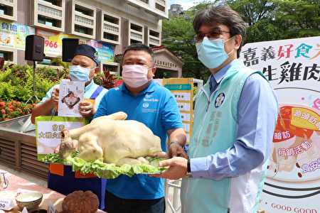  20斤火鸡肉亮相，每只都要焖煮12小时以上，才得以挤进好吃的行列。