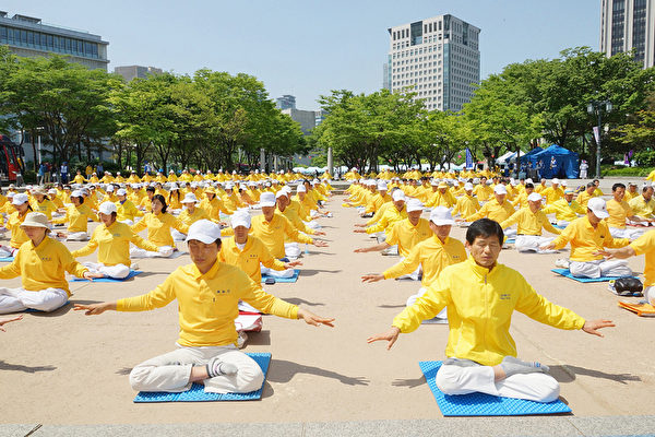 2015年5月10日，韩国庆祝第16届“5.13世界法轮大法日”及法轮大法洪传23周年。（金国焕/大纪元） 