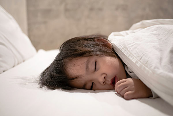 孩子的睡眠不足可分为无法入睡、睡眠质量差或夜晚频繁醒来。(Shutterstock)