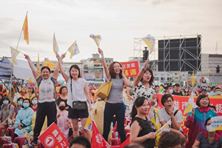 高雄市长候选人陈其迈8月14日在捷运凤山西站旁空地举办选前之夜造势晚会，现场涌进超过十万市民。