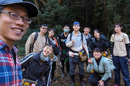 国立中山大学生科系助理教授张杨家豪（左一）与植物生态研究室团队进行寿山样区调查。