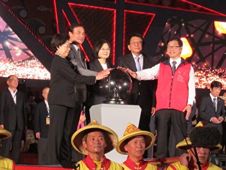 2019台湾灯会点灯，（左起）监察院长张博雅、立法院长苏嘉全、总统蔡英文、县长潘孟安及交通部次长黄玉霖。