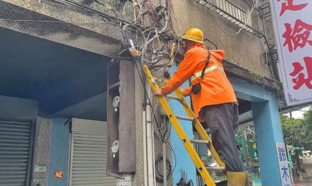 柳州街低压接户线查修。