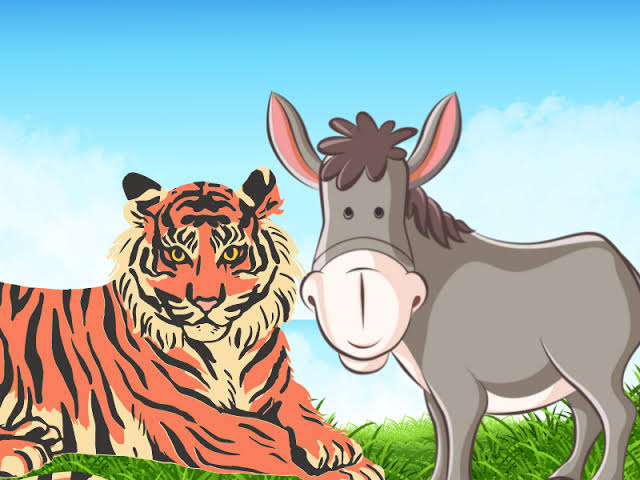 Tigre e um burro sobre a grama