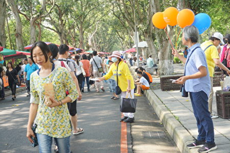 法轮功学员在古坑绿色隧道传送真相资料。