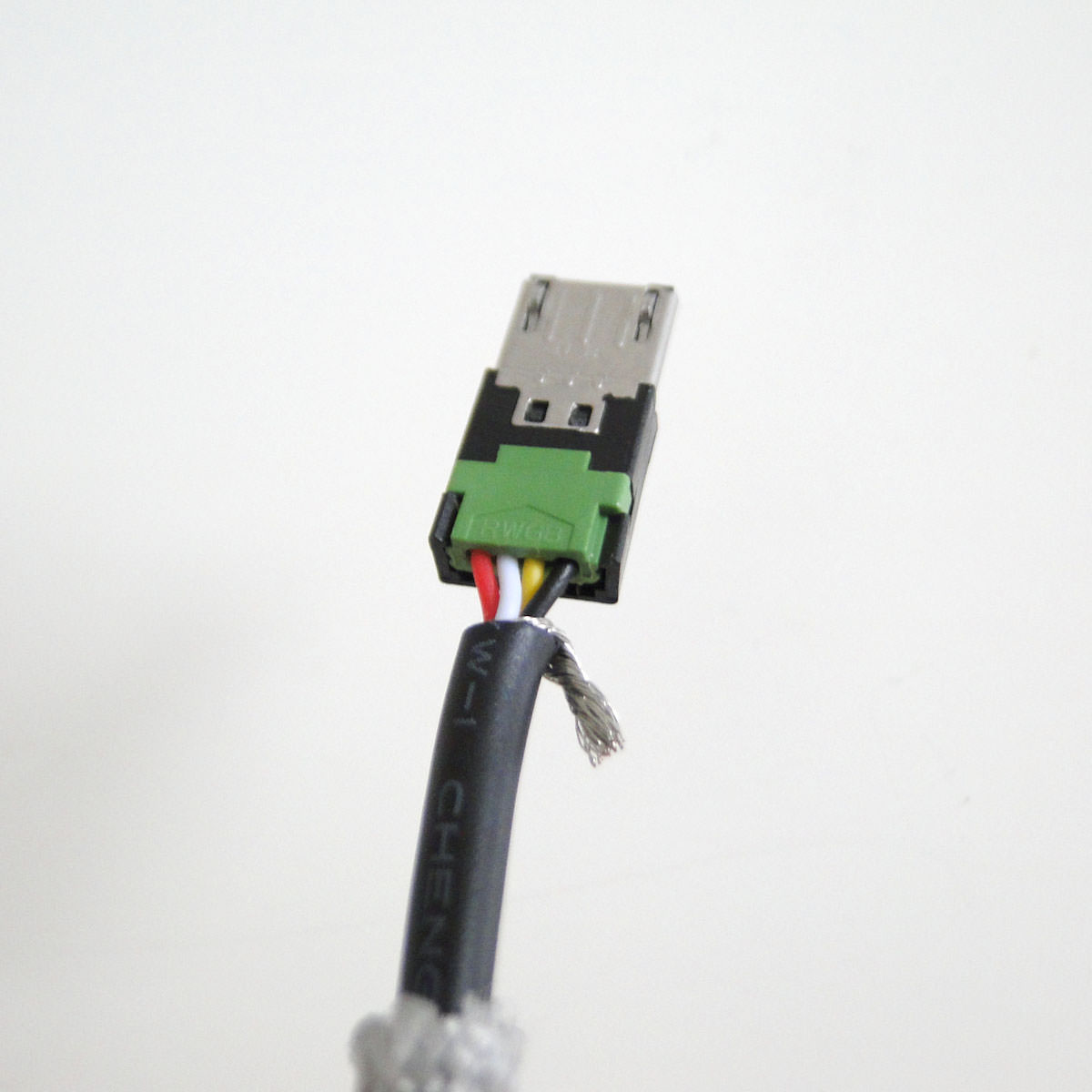 Tightly squeeze the solderless connector together