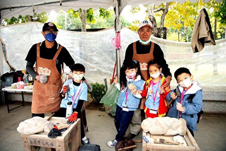  嘉义市复国幼儿园幼生体验雕刻石猴的活动。