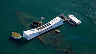 USS Arizona Memorial, Pearl Harbor, Oahu, Hawaii (© Douglas Peebles Photography/Alamy)