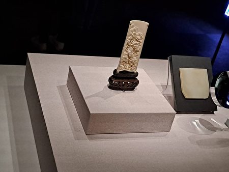 故宫南院5月9日起新推人气国宝精品展，一展古代文人情怀。图为〈清乾隆四年 黄振效 雕象牙兰亭脩禊小插屏〉（左）及〈清　玉“兰亭集序”插屏〉（右）。