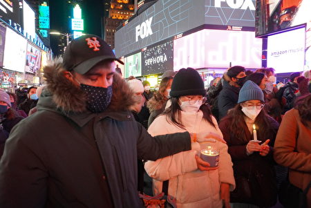 2022年1月18日，民众在纽约时代广场悼念地铁遇袭受害者米雪儿．吴。