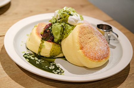 Japanese,Style,Sluffy,Souffle,Pancake,Dessert,With,Green,Tea,Ice