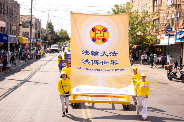 （9月14日），纽约部分法轮功学员上千人在布碌崙举行盛大游行。声援全球4.3亿中国人退出中共党团队。（戴兵/大纪元）