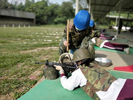  射击中，由助教人员协助学生实施射击并确保射击安全。