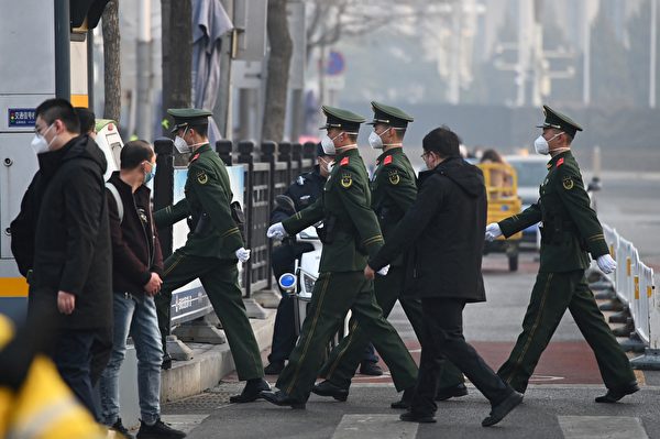 2023年3月5日，北京天安门南侧路上的警察。（GREG BAKER/AFP via Getty Images）