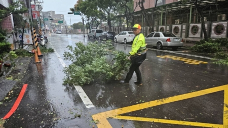 各区清洁队员们在灾害期间协助各区公所应变处置各项环境整理工作。