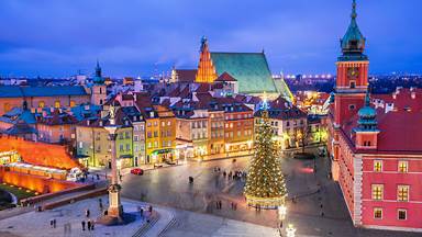Christmas tree in Castle Square, Old Town, Warsaw, Poland (© Panther Media GmbH/Alamy)