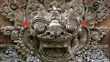 Stone carving at a temple in Ubud, Bali, Indonesia (© R. Schönebaum/plainpicture)
