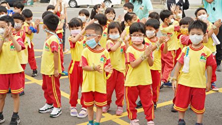  嘉义市复国幼儿园宝贝带来可爱的演出。