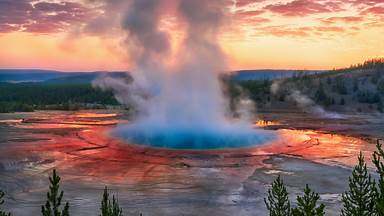 Grand Prismatic Spring at sunrise, Yellowstone National Park, Wyoming (© XIN WANG/Getty Images)