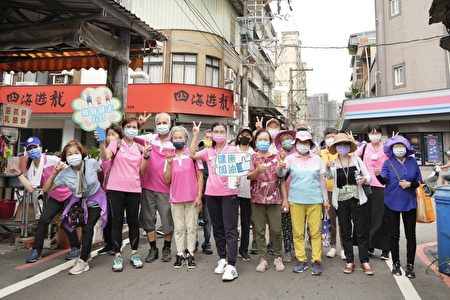 埤塘设置了健走热量导览看板，让民众了解健走消耗的卡路里餐卡。